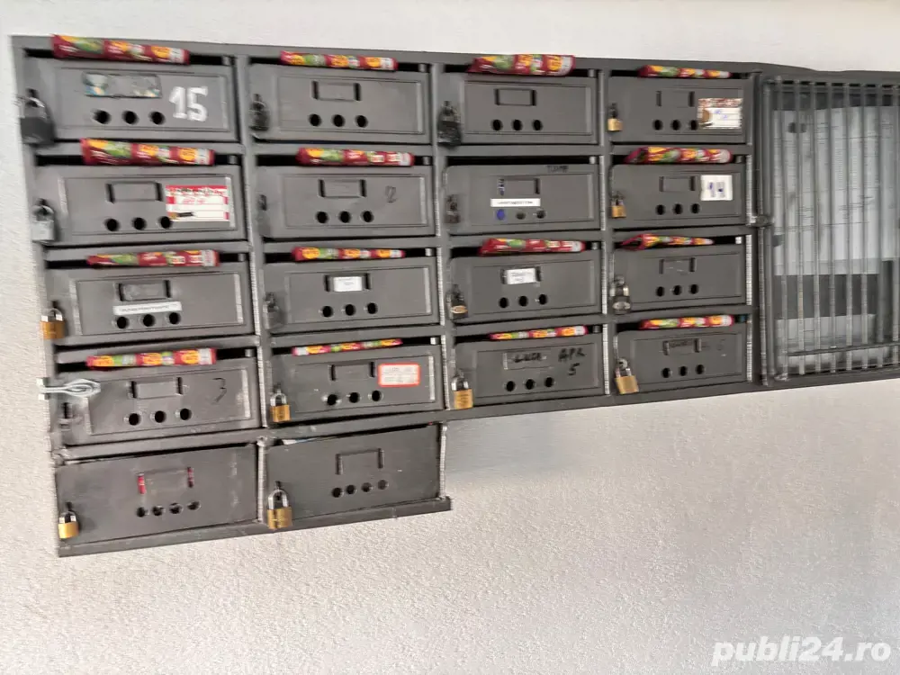 Distributie de pliante si flayere (panou publicitar)