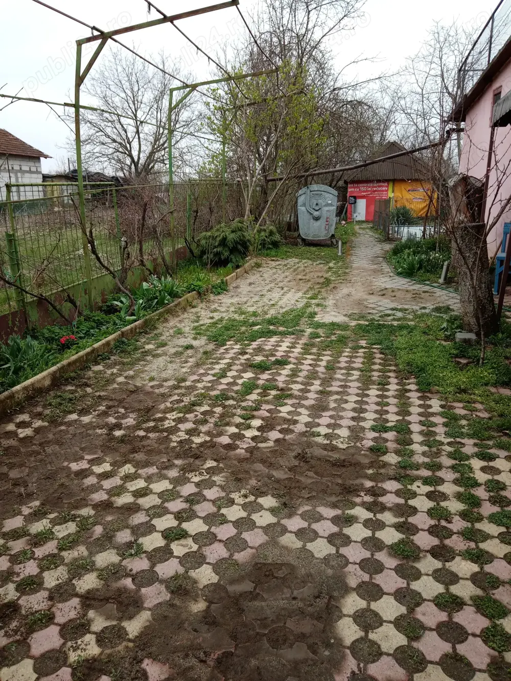 Vând casă la curte +1000 m2
