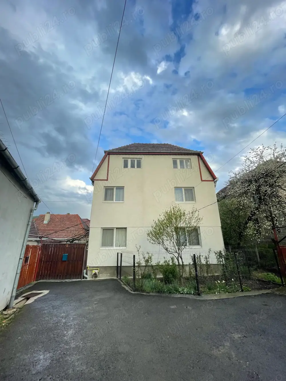 Vand Schimb Casa zona centrala, 2 apartamente separate, garaj, curte