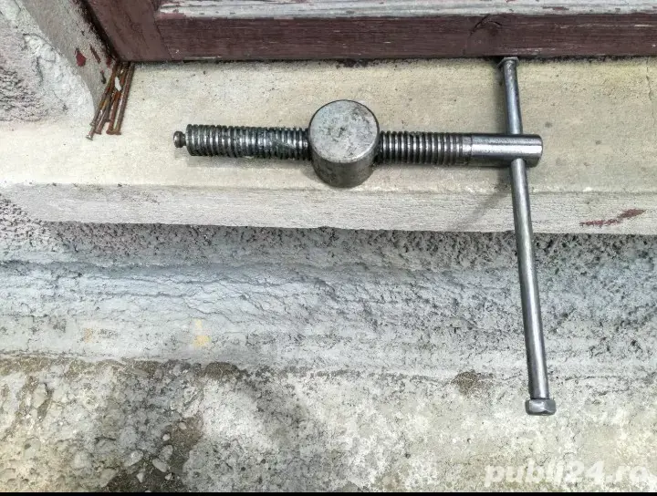 spingluri menghina, poansone hexagonale și pătrate,compas de trasat cromat cu plăcuțe Vidia 