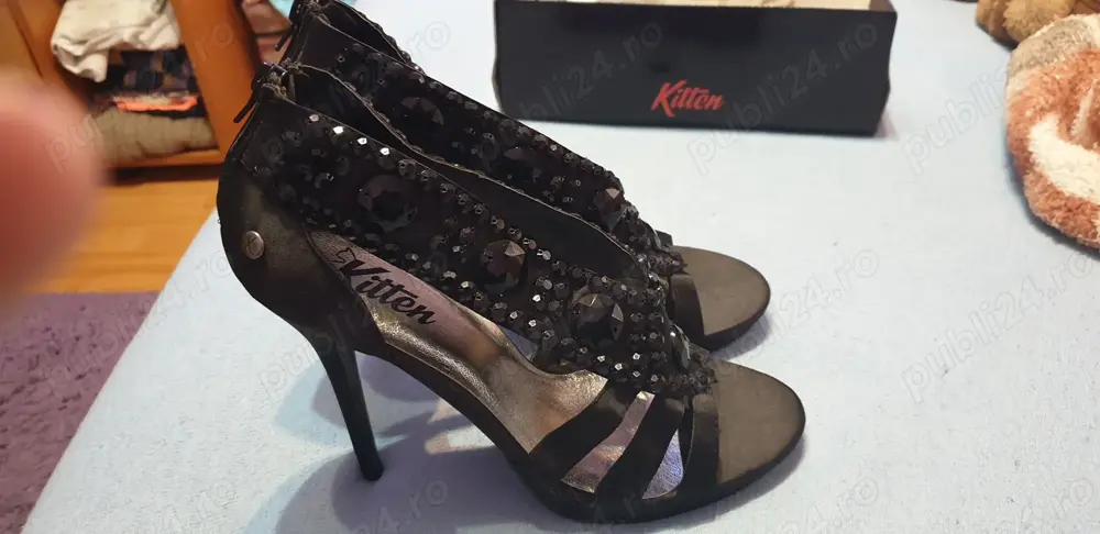 Vand sandale de ocazie.