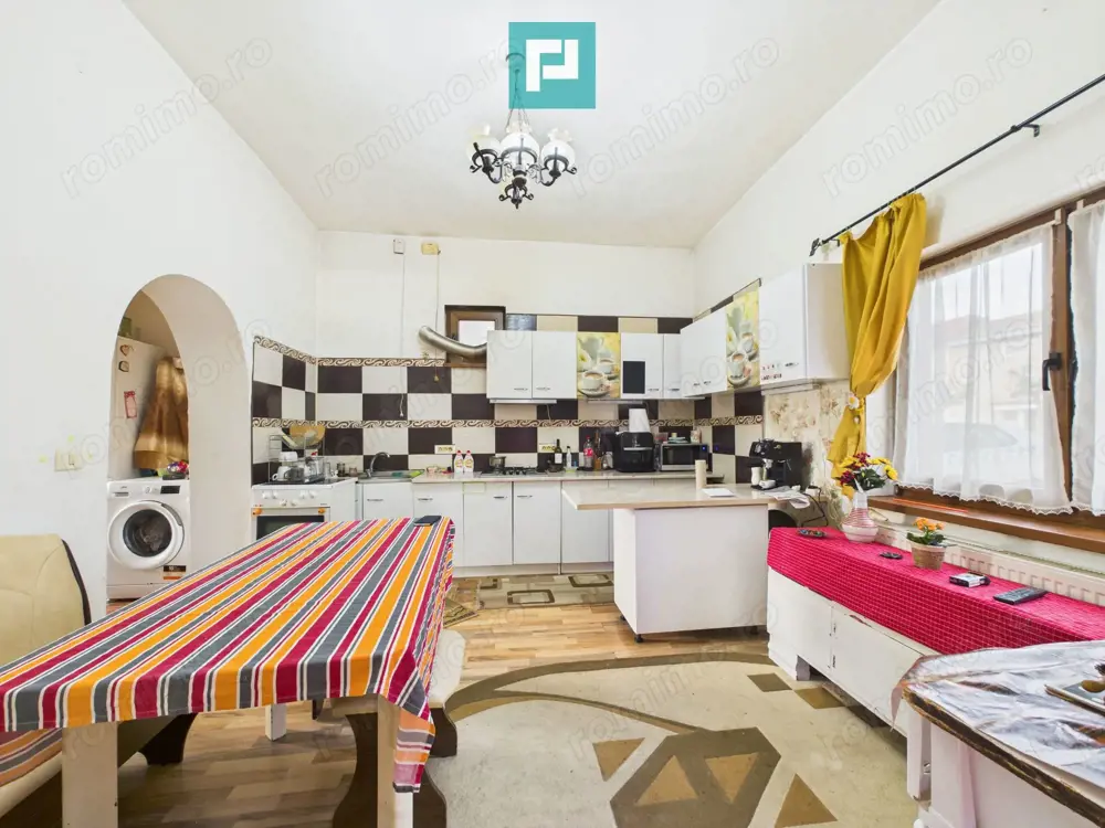 Casa cu 6 camere in Parneava