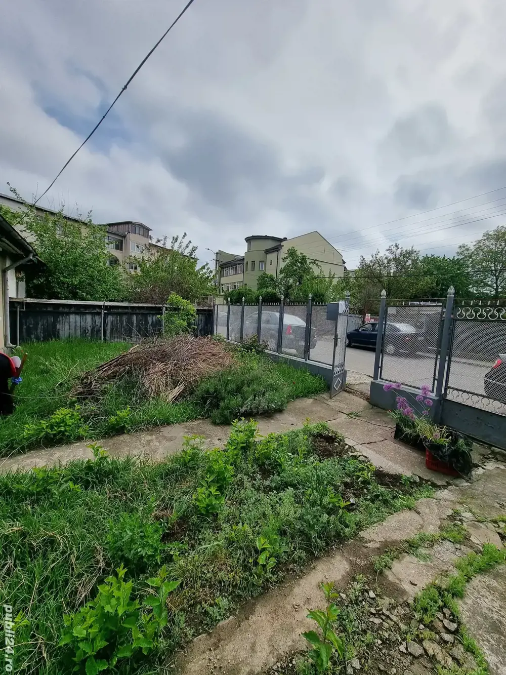 A 27 proprietarul  vinde  casa 