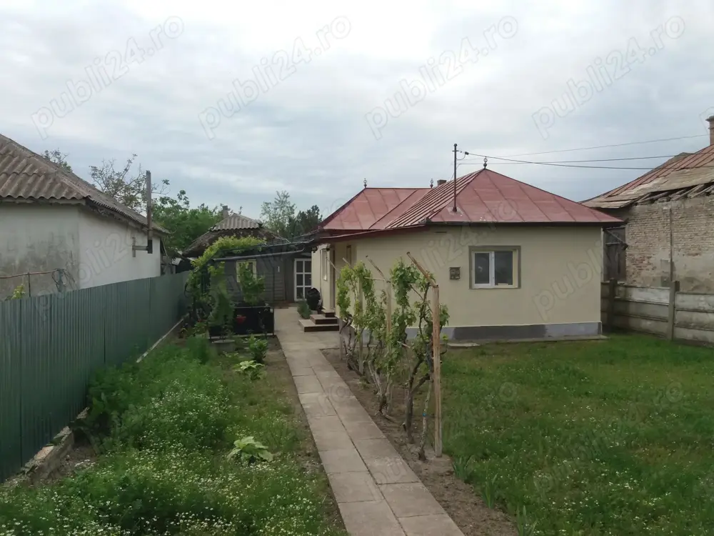 Vând casă+teren