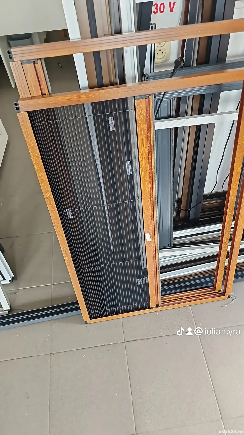 Plase insecte tip plisse 