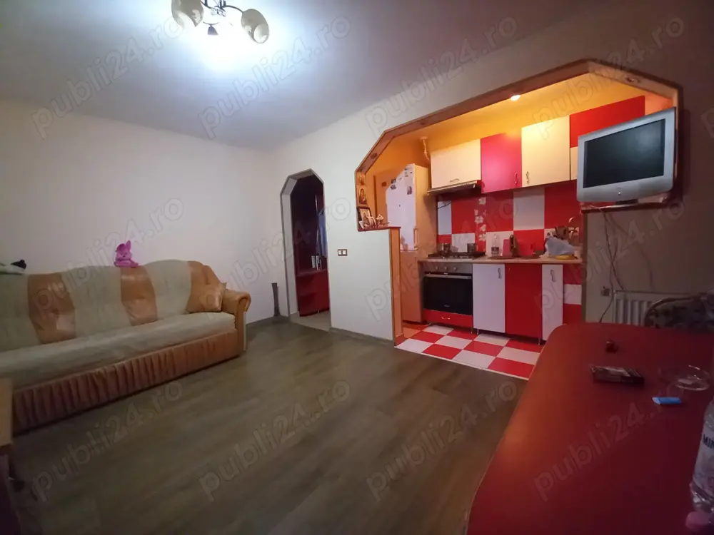Vând apartament cu doua camere. 