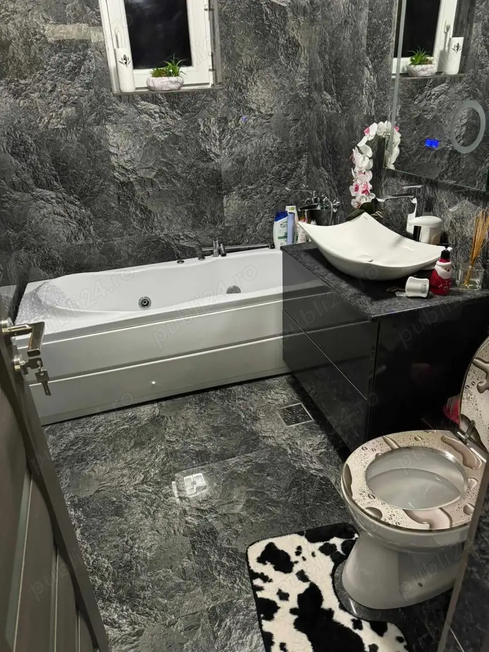 Apartament ---3 CAMERE  impecabil --- MOBILAT 