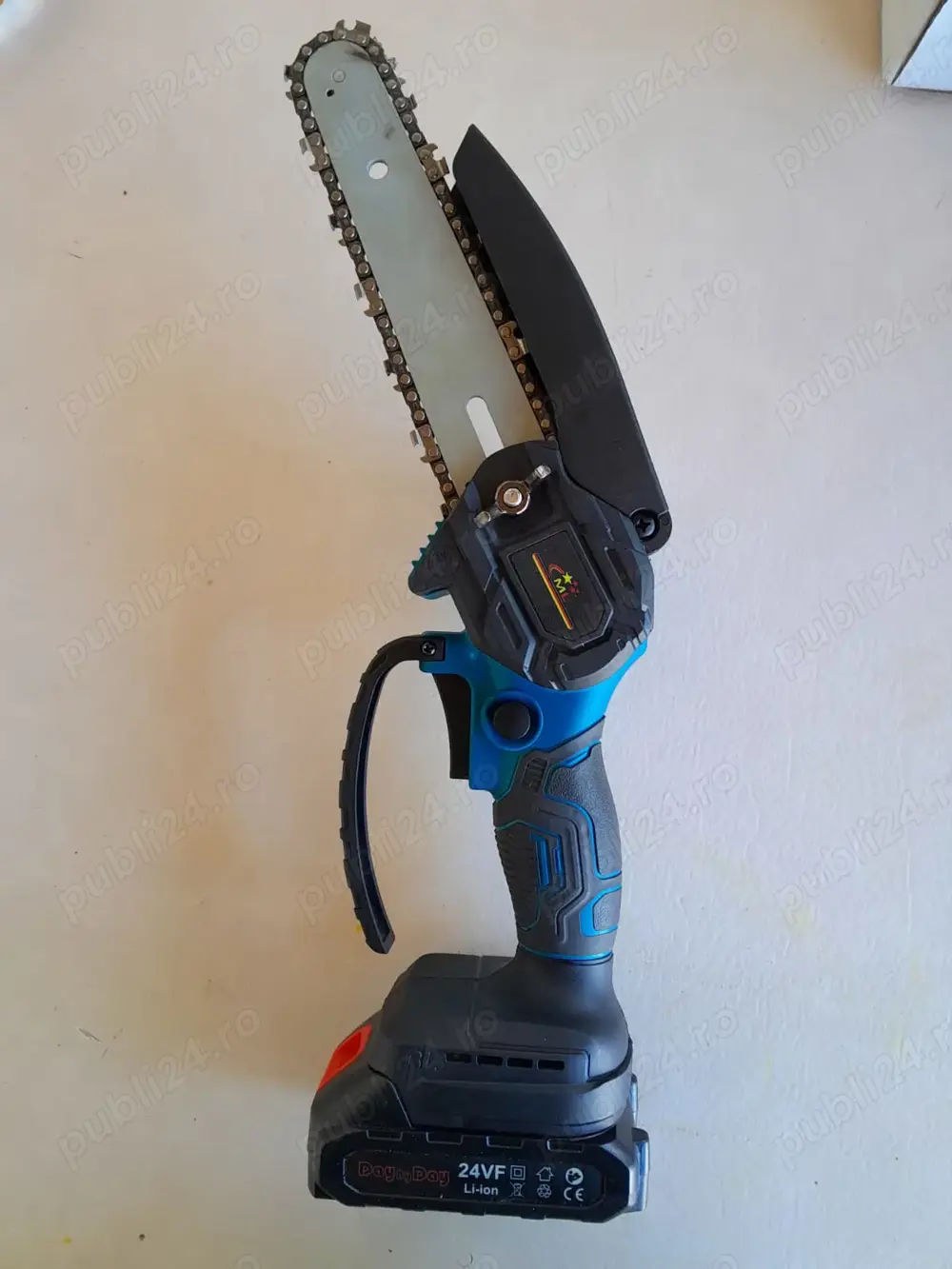 Fierastrau Electric de Mana cu Lama de 15 cm, 2 Acumulatori, si Motor Fara Perii