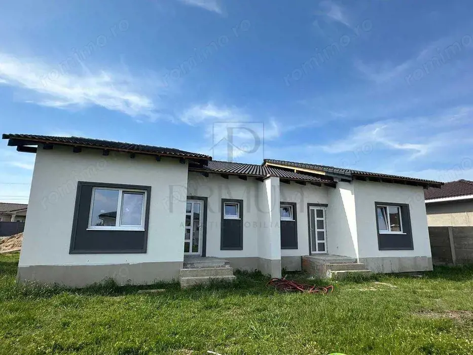 Duplex pe plan - personalizare interioara - toate utilitatile - drum pavat