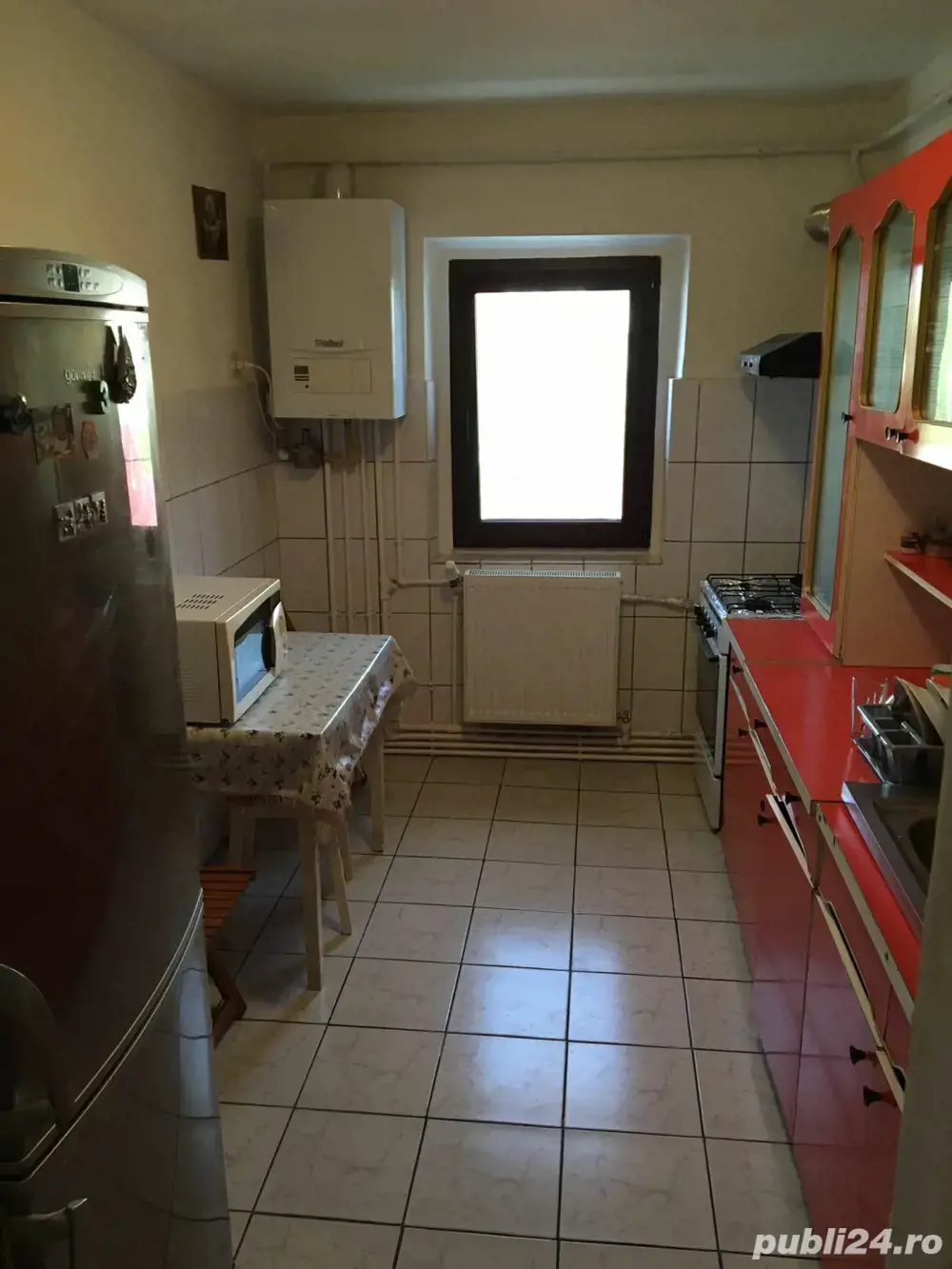 Inchiriez 1 camera intr un apartament cu 3 camere