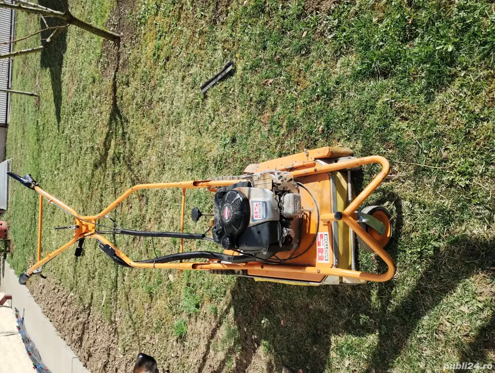 Mașină curățat pavaj cositoare.