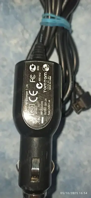 Incarcator auto Gps Tomtom miniusb  Perfect functional, poze reale, are mufa miniusb.