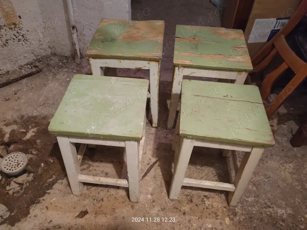 Set 4 scaune solide lemn in stare buna