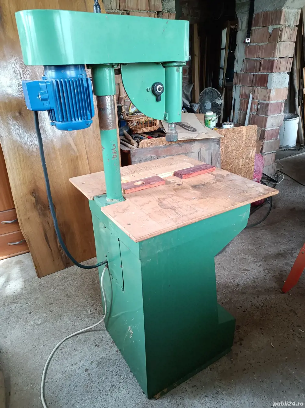 Mașină de înlocuit noduri și găurit.