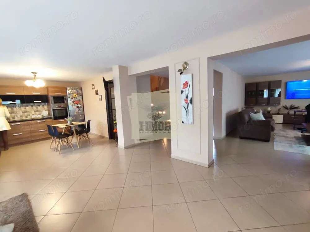 Casa cu 4 camere 3 bai garaj inchis si teren 1100 mp in Tocile