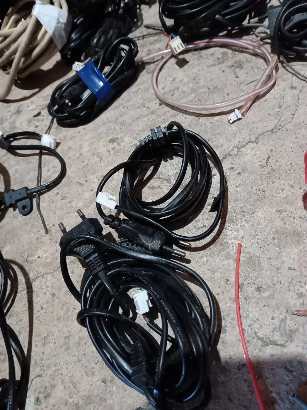 Cabluri de curent recuperate din diverte aparate