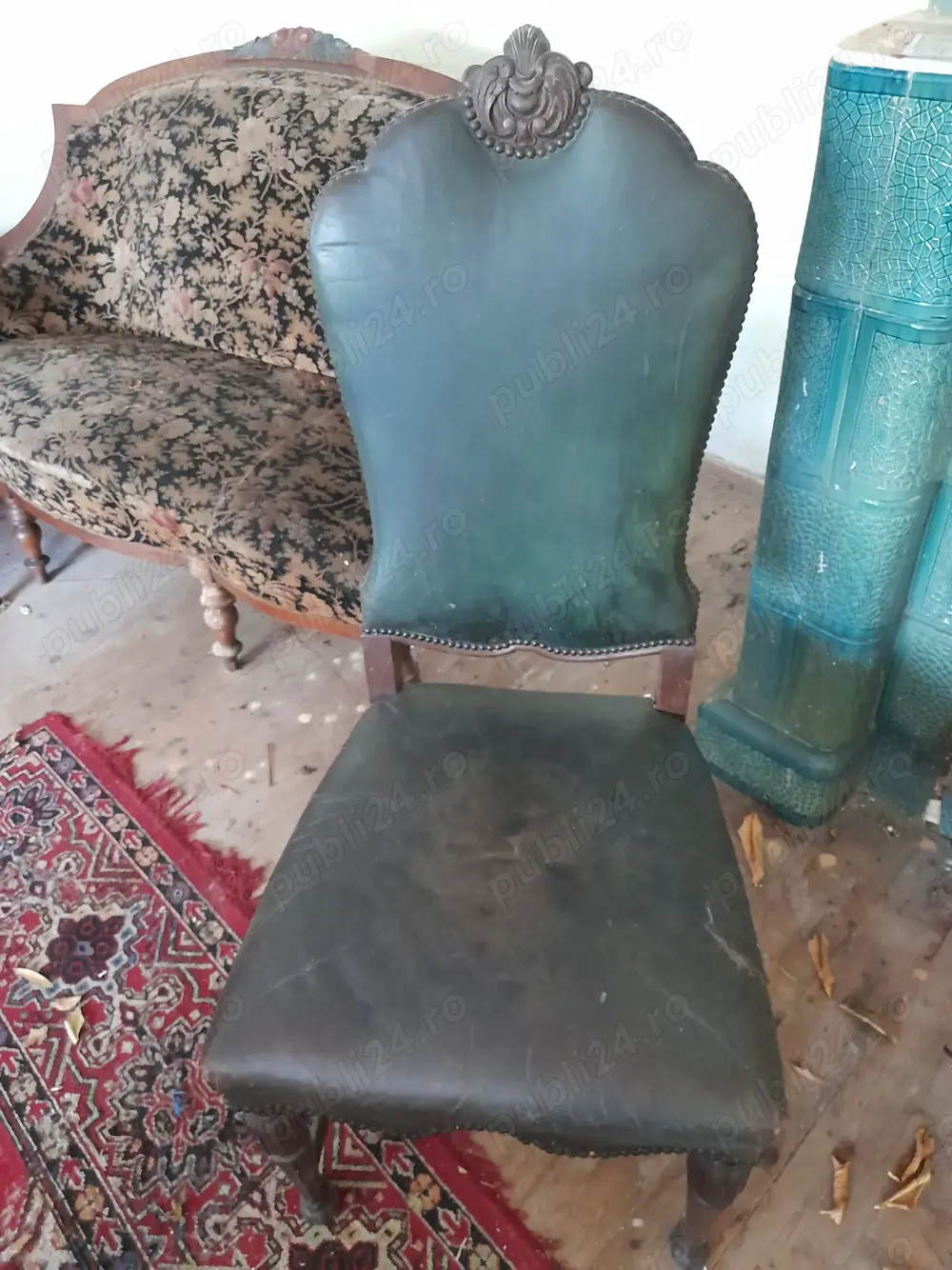 Scaune foarte vechi din piele in stare buna