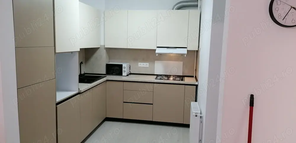 Inchiriez apartament cu două camere în blocul White Tower. Prima închiriere 2500 lei. 
