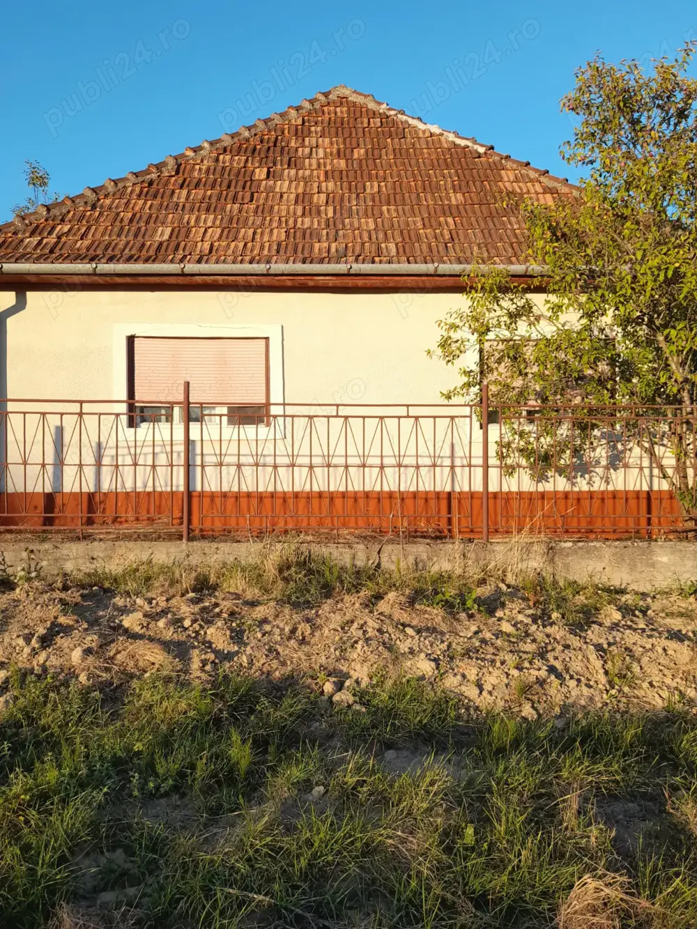 Vând casă în Sebiș Arad, cu 4 camere, bucătărie, baie. Vând casă în Sebiș Arad, cu 4 camere, bucătărie, baie.