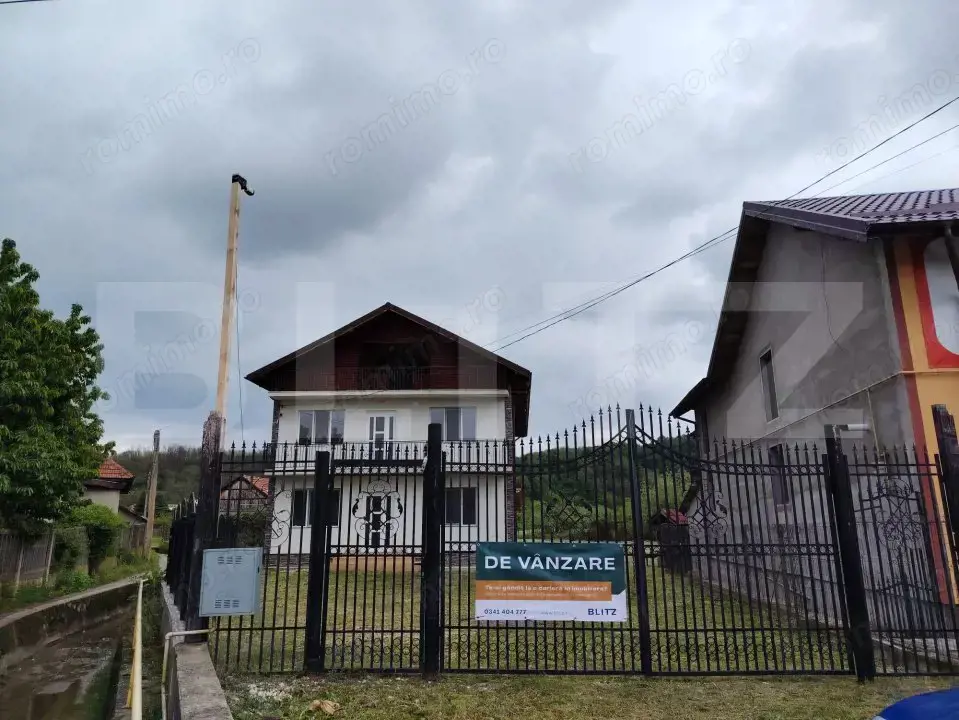Casa de vanzare, cu 6 camere, 288 mp, zona Voinesti