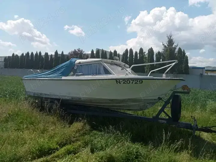 Vând barca vintage (miniyaht), an fabricație 1962, motor Volvo penta 105 AQ, in stare de functionare