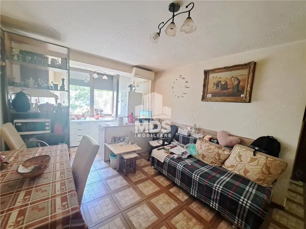 Mobilat  #537;i utilat la et 1 în bloc de c #259;r #259;mid #259;, cu garaj inclus în pre #539;