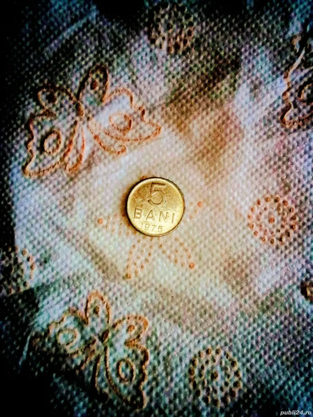 Monedă veche de cinci bani de vânzare.