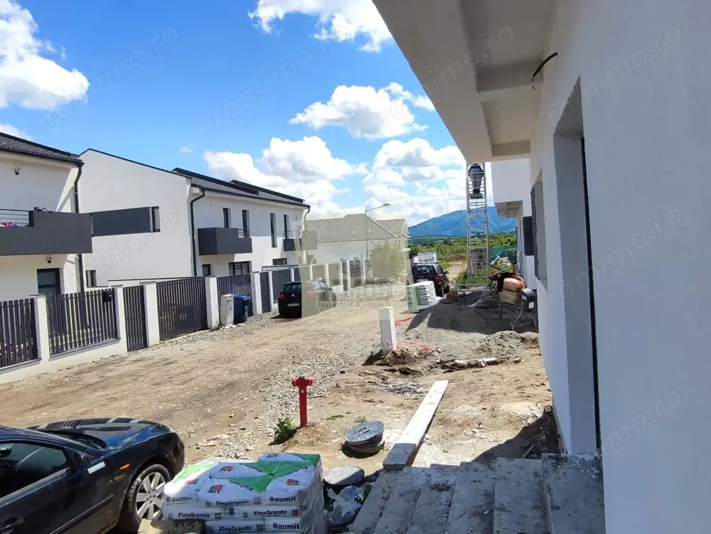 Casa intabulata cu 4 camere 2 bai si curte pe Calea Cisnadiei Casa intabulata cu 4 camere 2 bai si curte pe Calea Cisnadiei