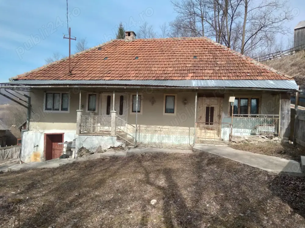 Se vinde casa bătrânească în zona de munte  Se vinde casa bătrânească în zona de munte