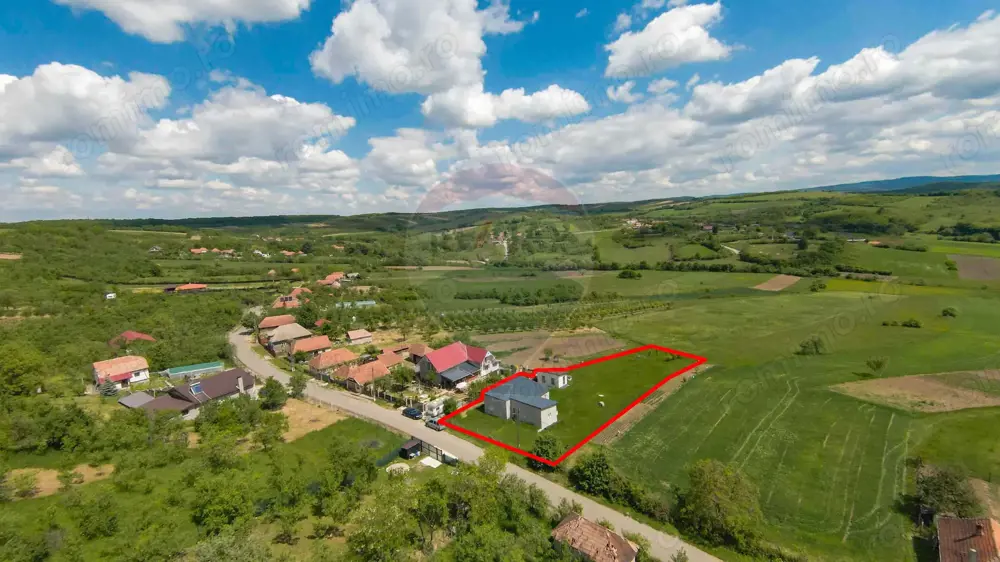 Casă cu 3 camere, anexă și 2042 mp teren de vânzare, în Calea Mare