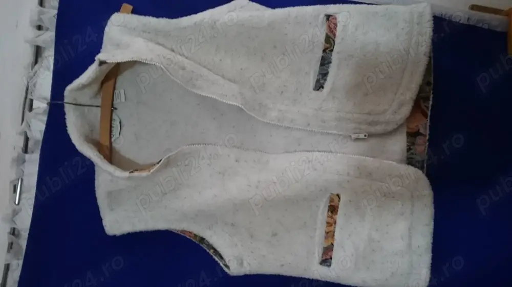 Vand vestă frumoasă, cu fermoar,  marimea42