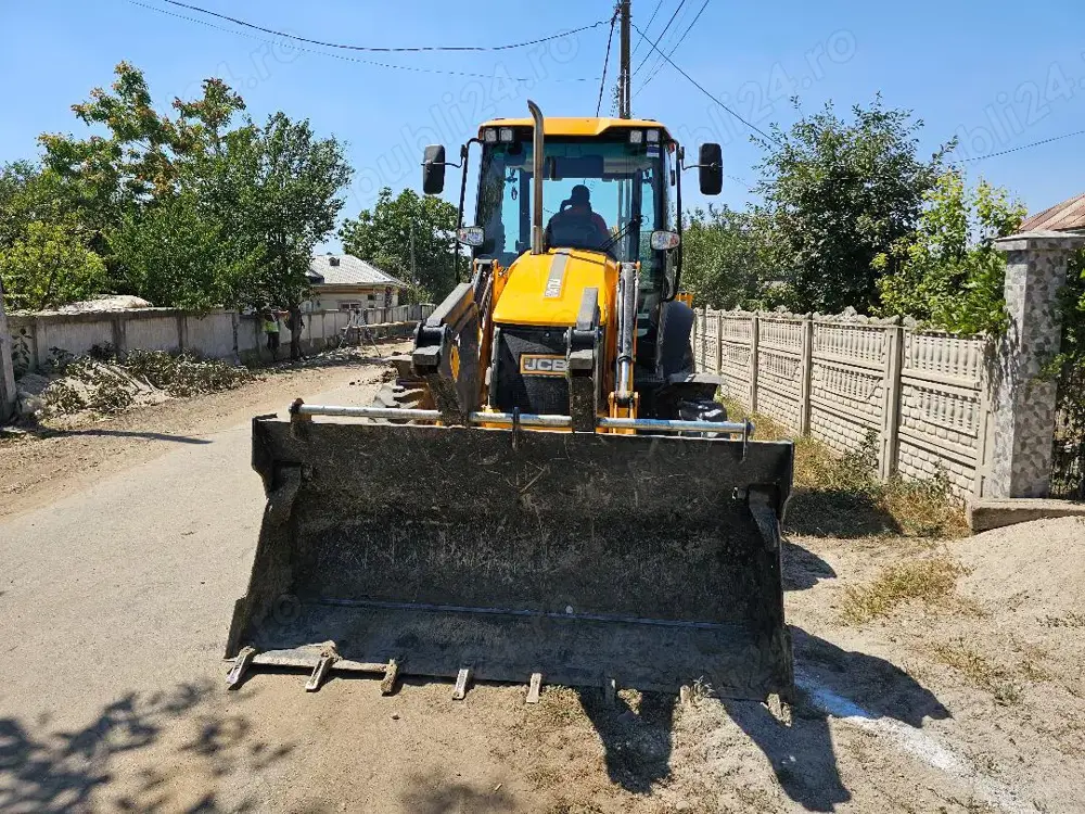 Inchiriez buldoexcavator JCB 3CX PLUS