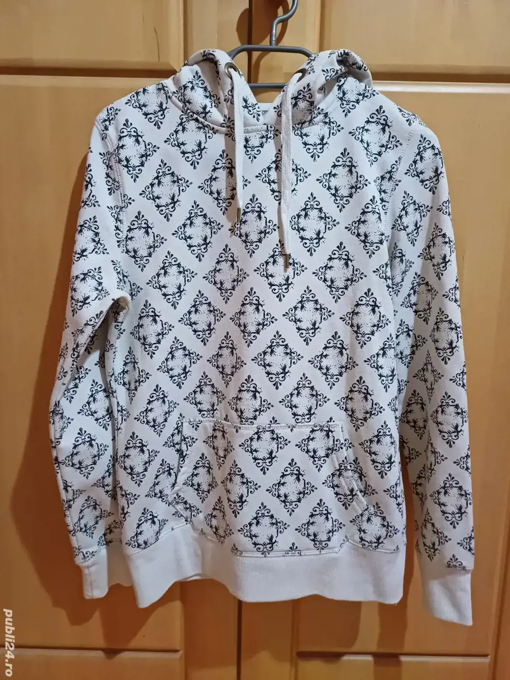 Vand hanorac cu gluga Colors of the world, Takko, M, in stare impecabilă, fără nici un defect