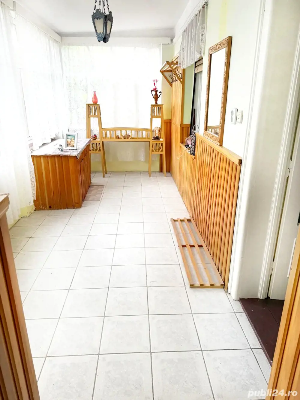 Casă din carămidă cu 4 camere, bucatarie si baie in zonă centrală