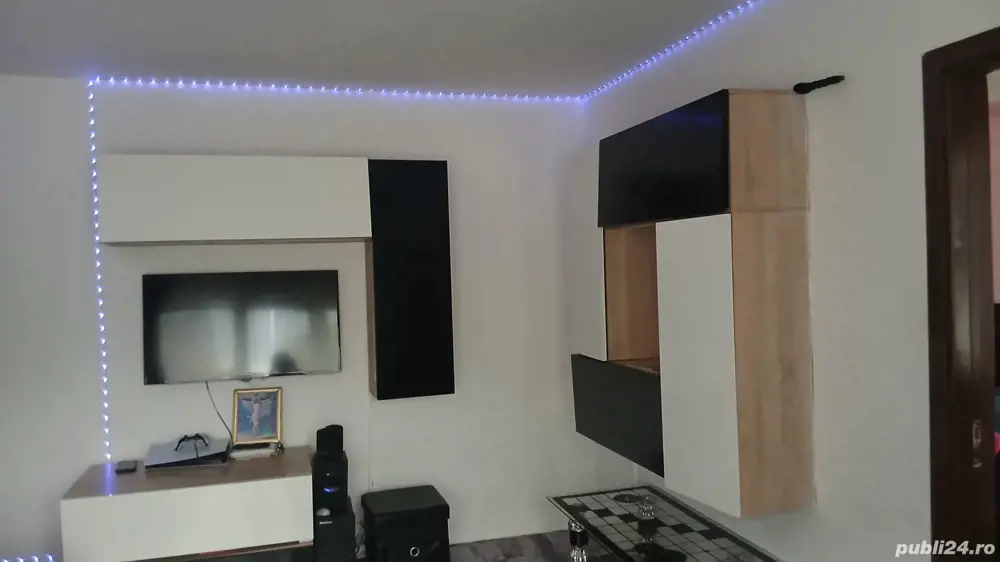 vând apartament cu două camere pe strada Independenței