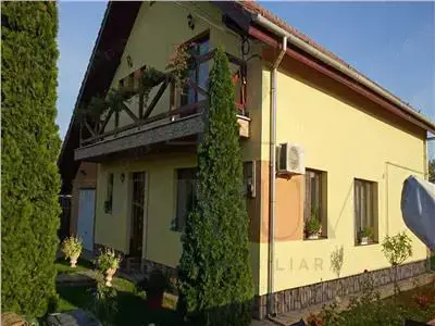 Casa individuala - zona excelenta - toate utilitatile - asfalt