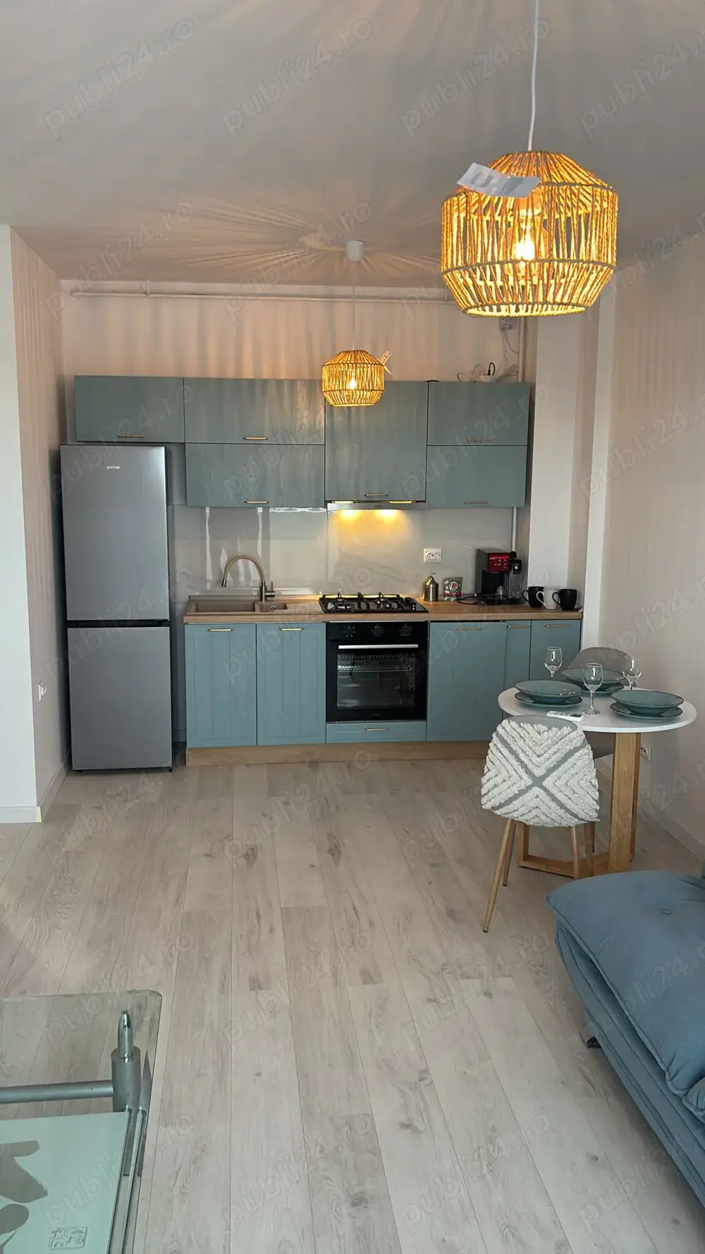 Închiriez apartament cu 2 camere 