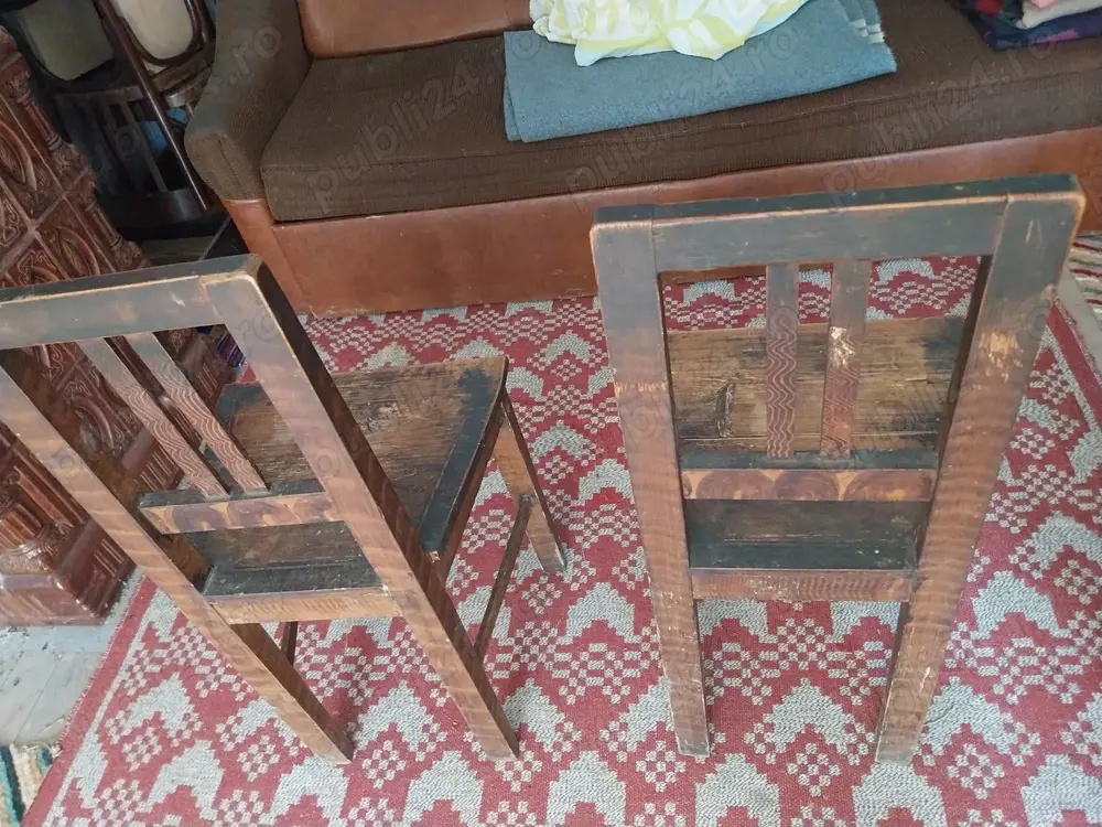 Vand 2 scaune vechi lemn