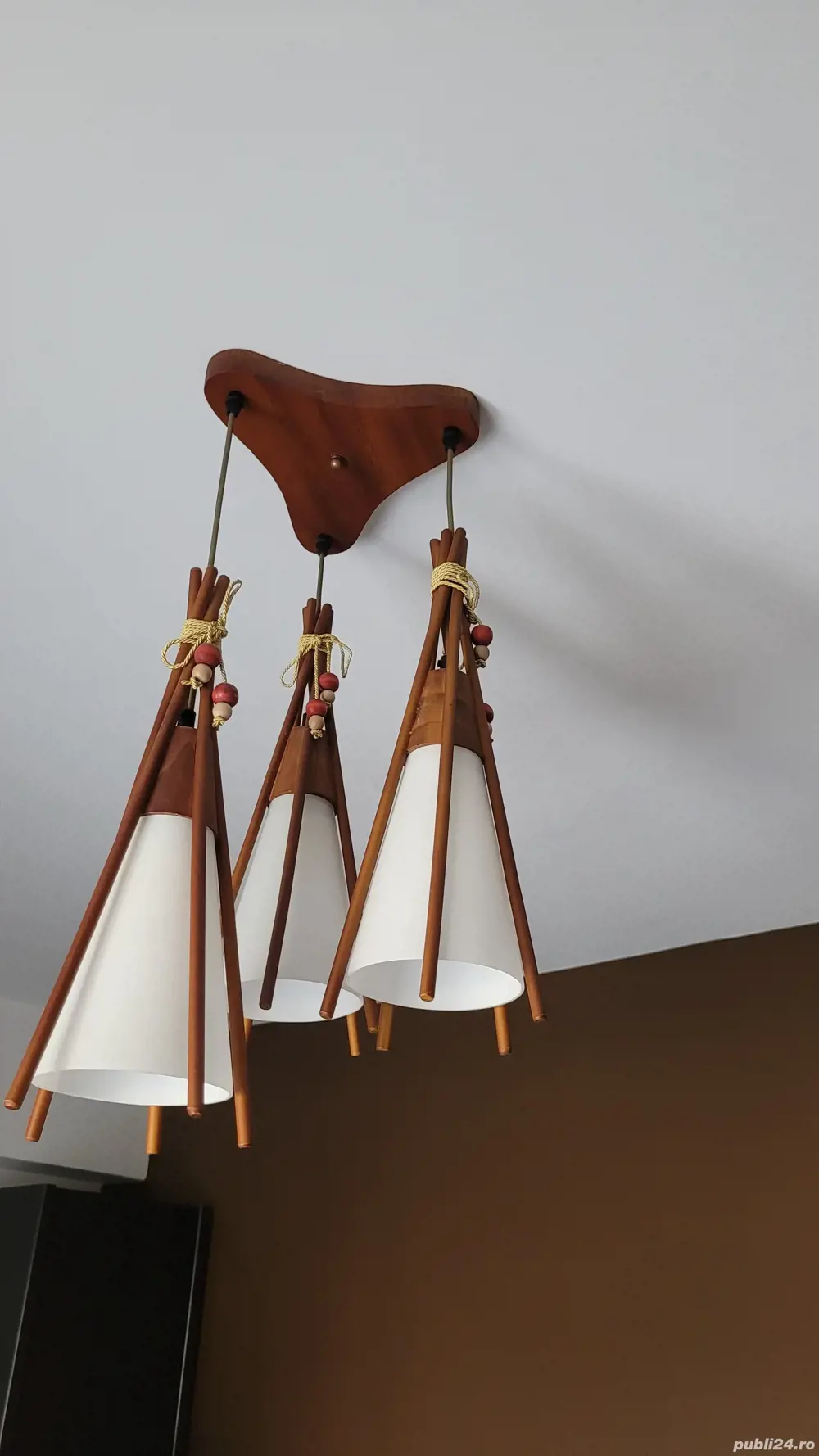 Vand lustra cu 3 abajururi