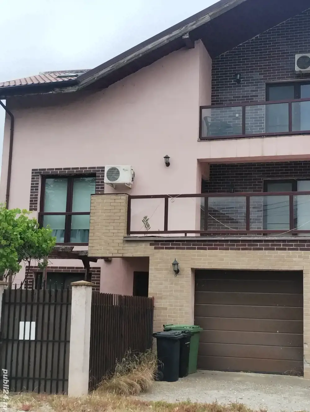 Case in complex rezidențial 