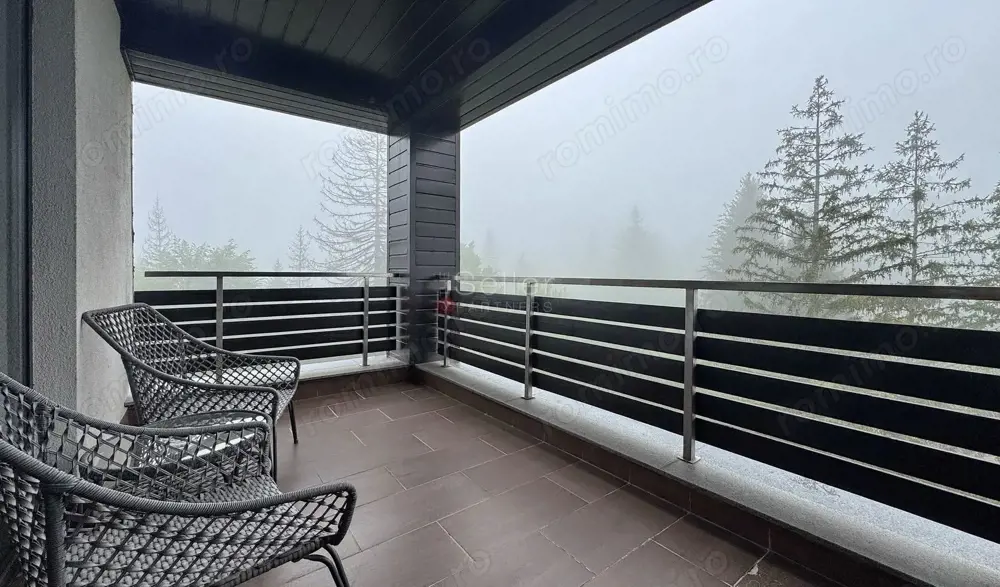 Priveliste spre masivul Postavarul