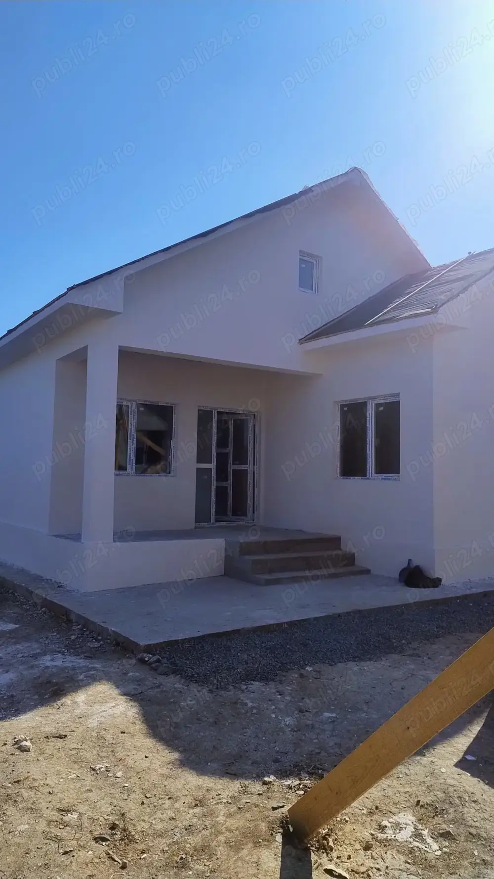 Casa cu teren 240 mp și trei camere dec.  Casa cu teren 240 mp și trei camere dec.