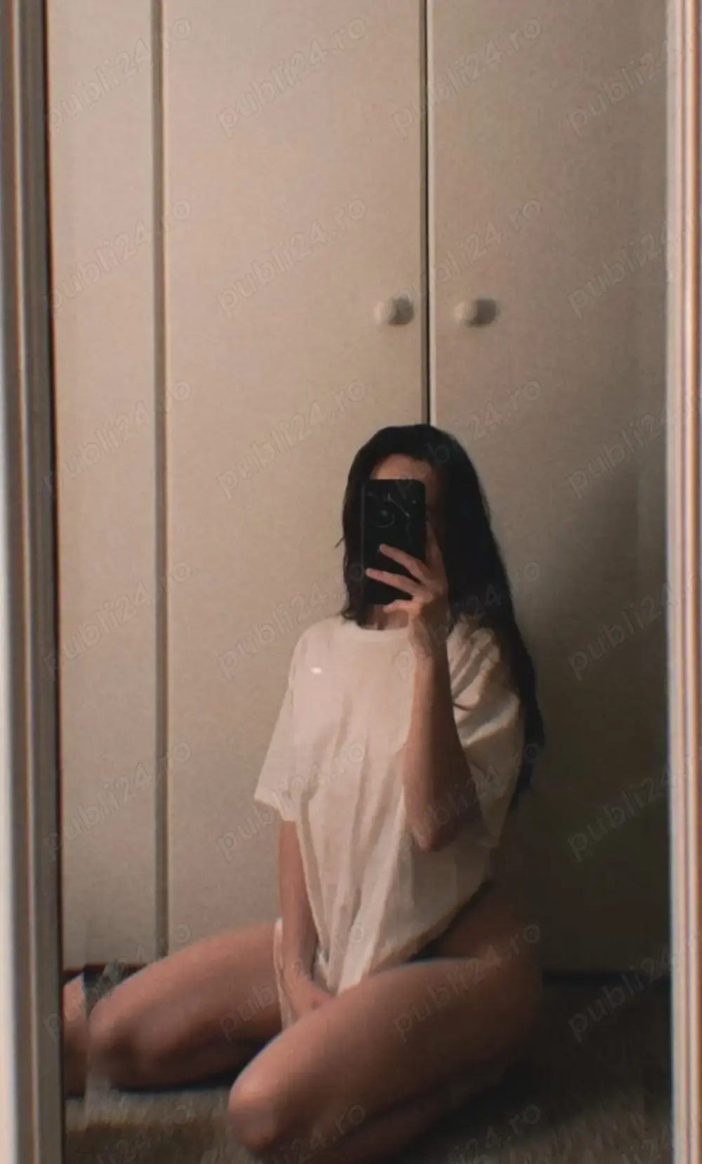 Tânără, naturală și atentă la detalii