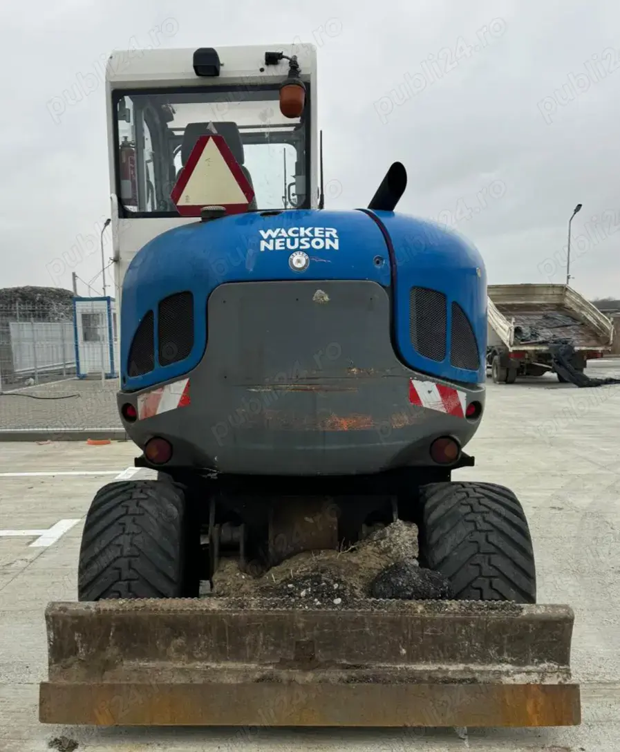 Vindem EXCAVATOR compact pe roți produs de Wacker Neuson, modelul 6503