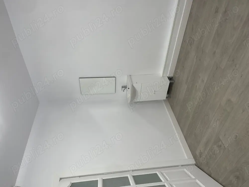 Cameră disponibilă  în salon