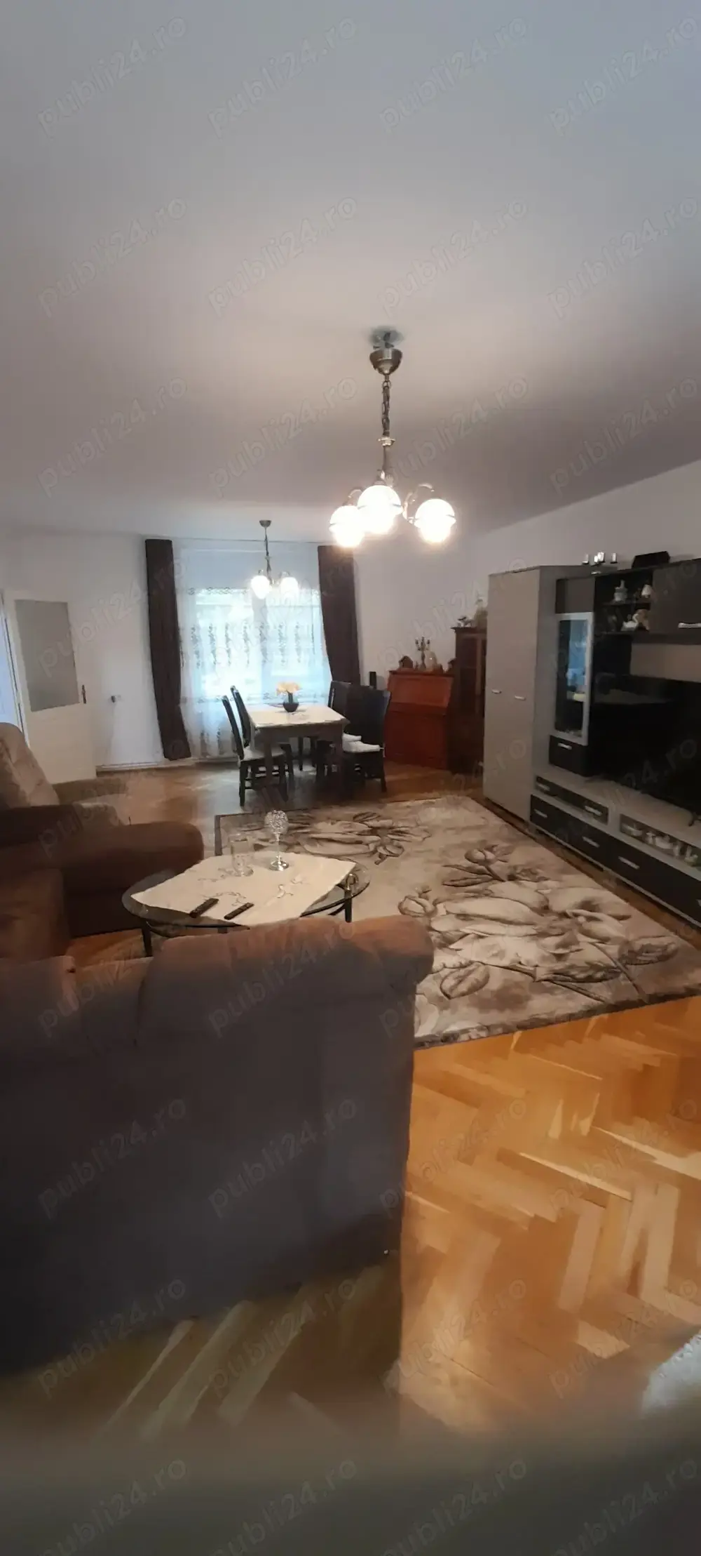 Vind casa cu etaj in centru Resita 