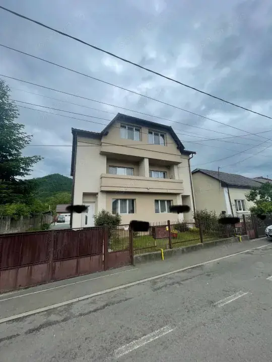 Duplex de vanzare, cu 8 camere, 300 mp, zona centrala