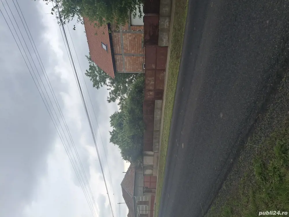 Doua case lipite la sosea in Iratosu aproape de Arad