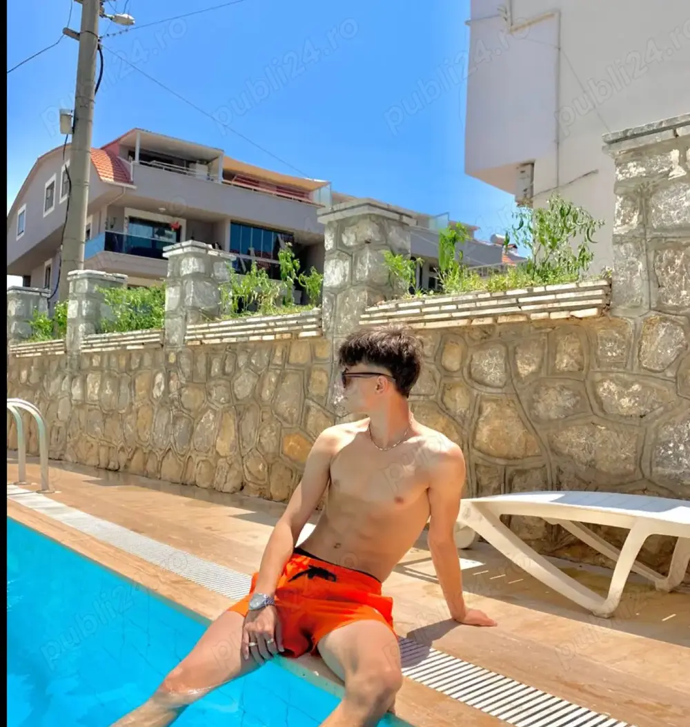 Salut sunt Alex am 28 de ani și sunt bi activ