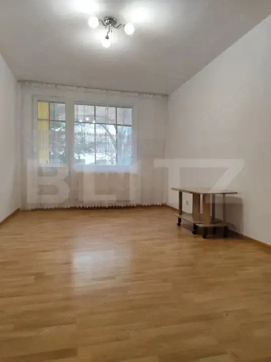 Apartament de vanzare, cu 2 camere, 40 mp utili, zona Carpati 1